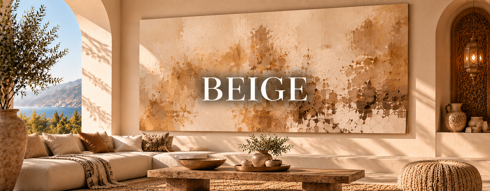 Salon méditerranéen beige baigné de lumière